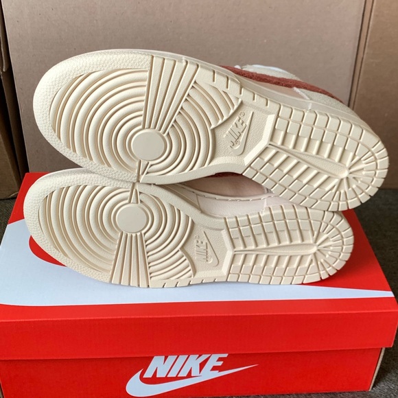 Dunk Low ‘Terry Swoosh’ - Picture 11 of 14